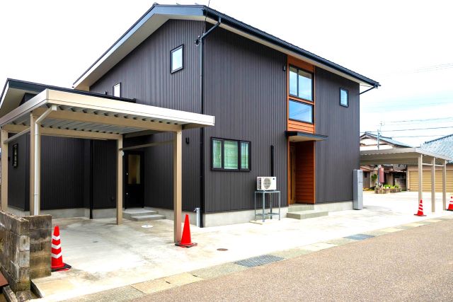 角地に佇むピアノ室のある家の正面の様子