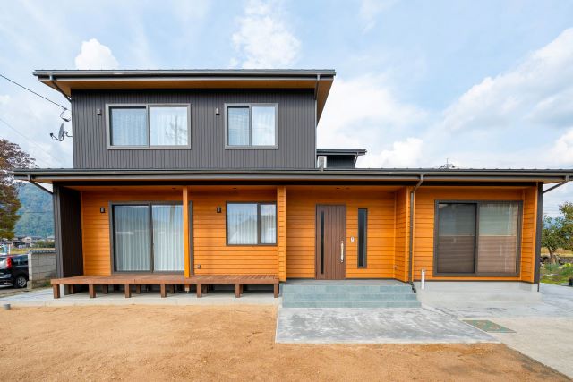 南北から出入り出来る二世帯住宅の正面の様子