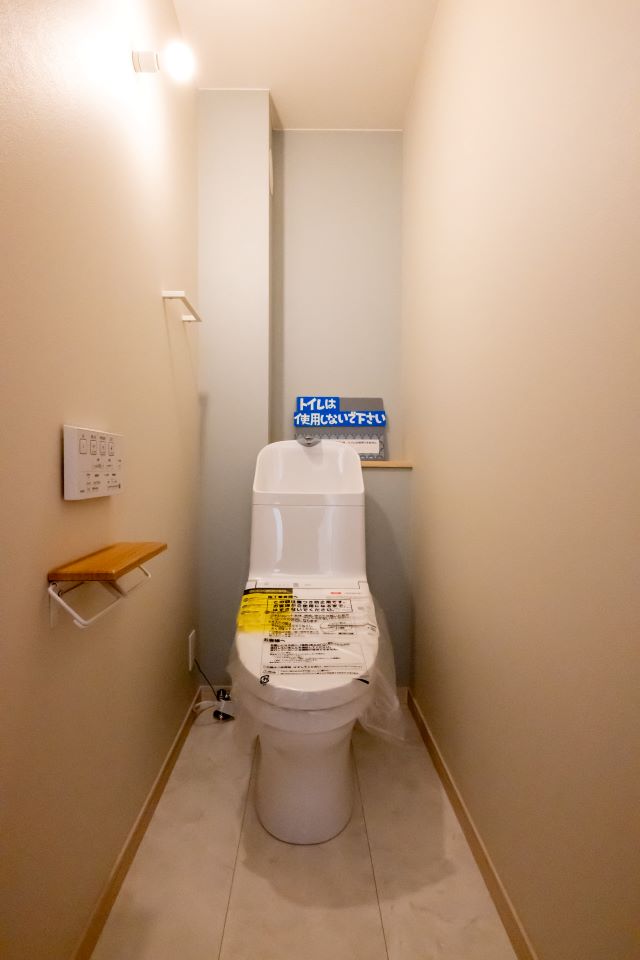 回遊性を楽しむ家の二階のトイレの様子