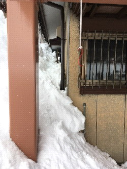外壁に雪荷重のかかる様子1